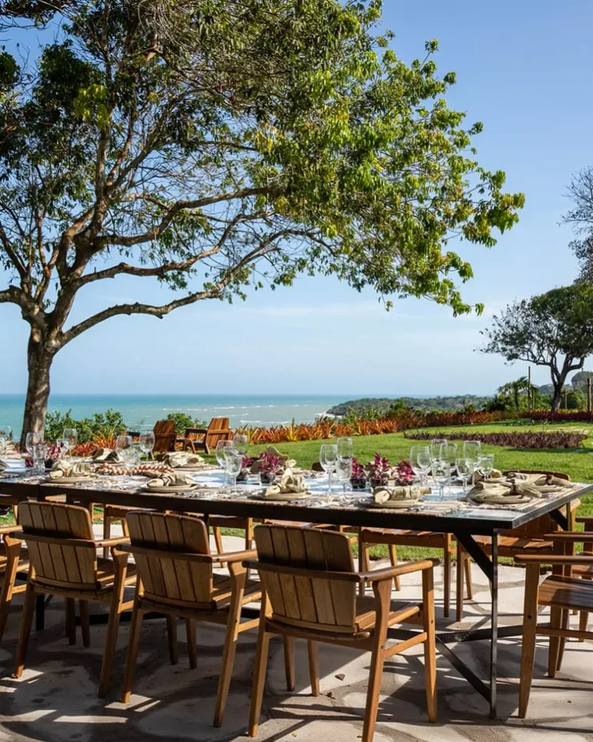 Mesa posta com café da manhã em casa de praia
