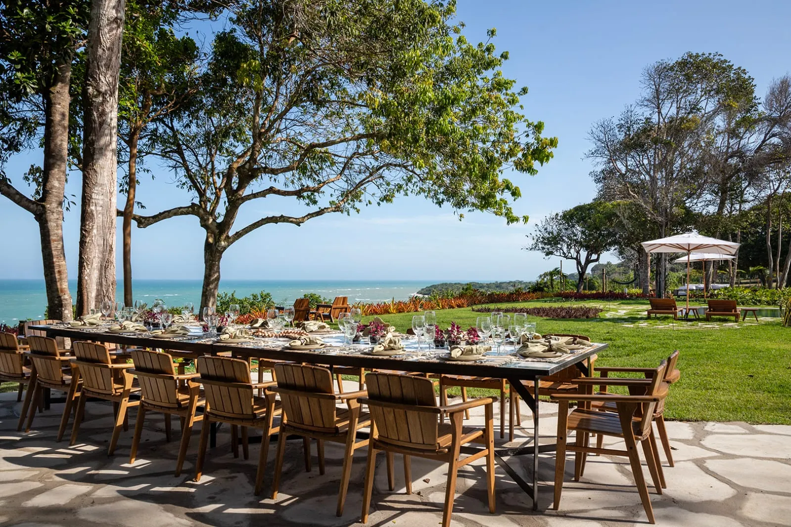 Mesa posta com café da manhã em casa de praia