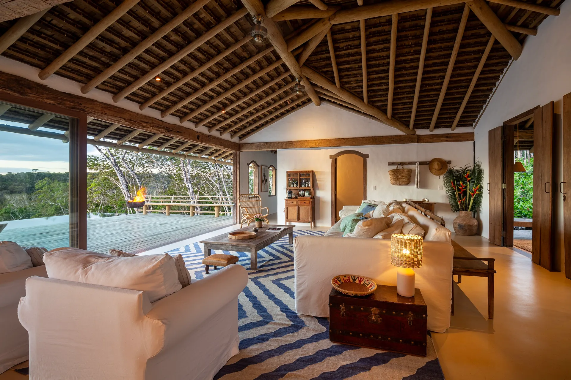 Interior amplo de casa de alto padrão